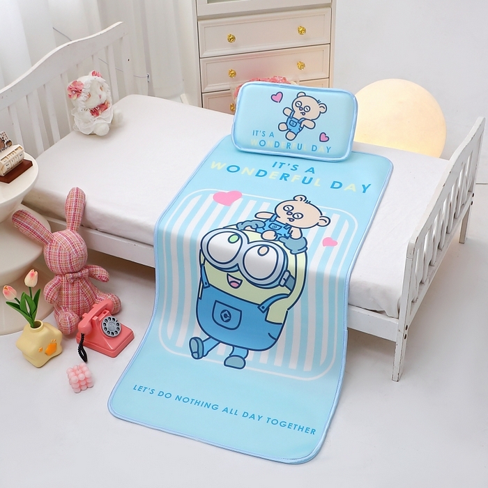 91家纺网 家纺一手货源 找家纺 八零年代 2025新款三丽鸥IP正版授权凉席新品云柔天丝软凉席冰丝儿童席幼儿园午睡凉席套件 小黄人-BOB蓝