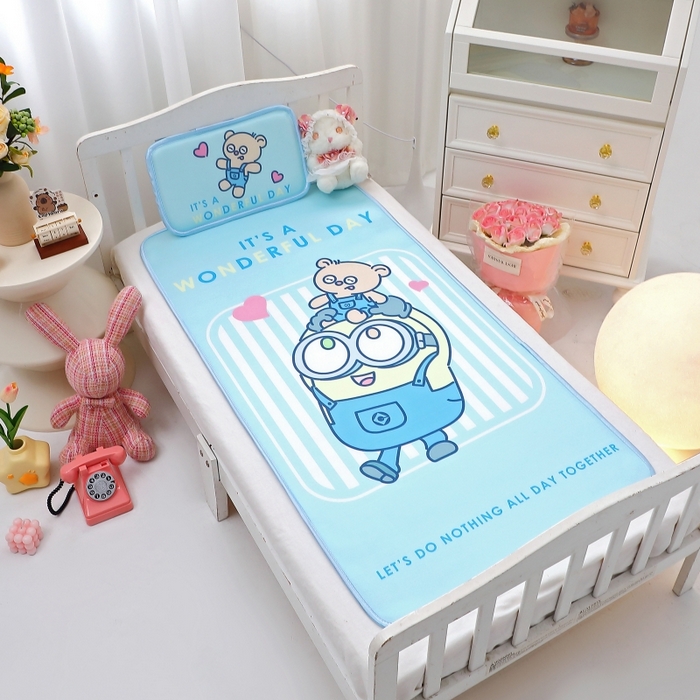 91家纺网 家纺一手货源 找家纺 八零年代 2025新款三丽鸥IP正版授权凉席新品云柔天丝软凉席冰丝儿童席幼儿园午睡凉席套件 小黄人-BOB蓝