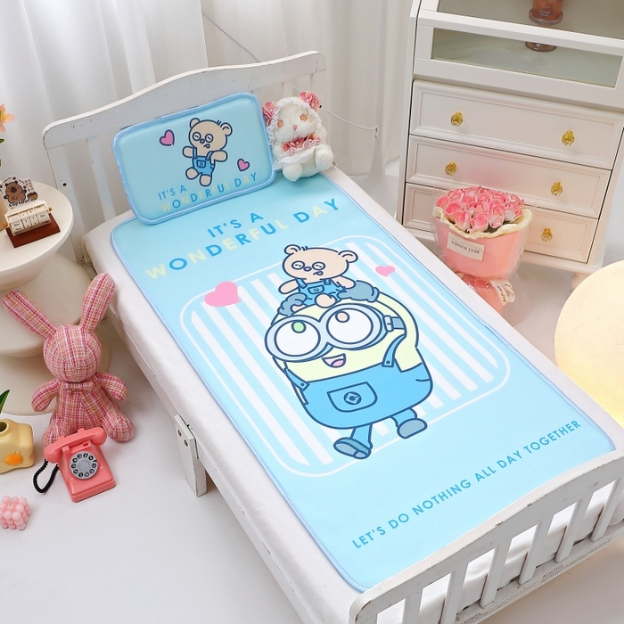 91家纺网 家纺一手货源 找家纺 八零年代 2025新款三丽鸥IP正版授权凉席新品云柔天丝软凉席冰丝儿童席幼儿园午睡凉席套件 小黄人-BOB蓝