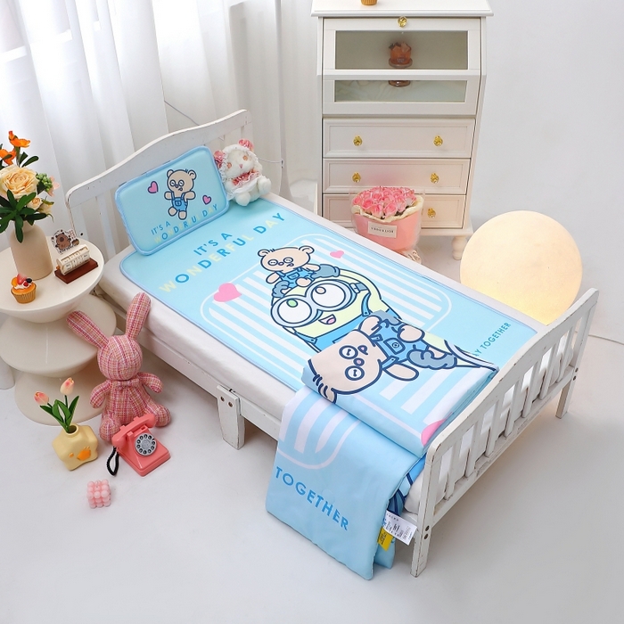 91家纺网 家纺一手货源 找家纺 八零年代 2025新款三丽鸥IP正版授权凉席新品云柔天丝软凉席冰丝儿童席幼儿园午睡凉席套件 小黄人-BOB蓝