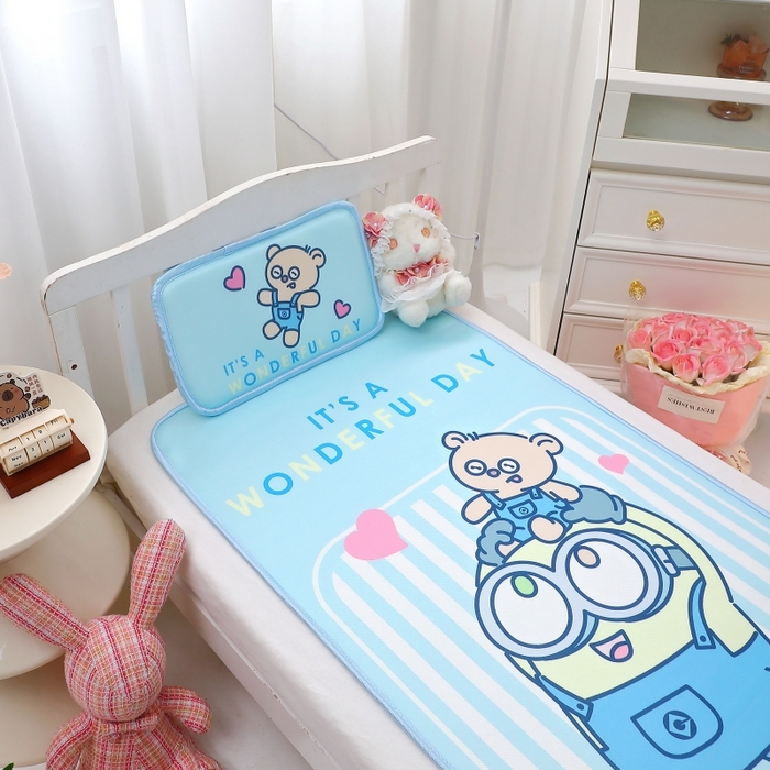 91家纺网 家纺一手货源 找家纺 八零年代 2025新款三丽鸥IP正版授权凉席新品云柔天丝软凉席冰丝儿童席幼儿园午睡凉席套件 小黄人-BOB蓝