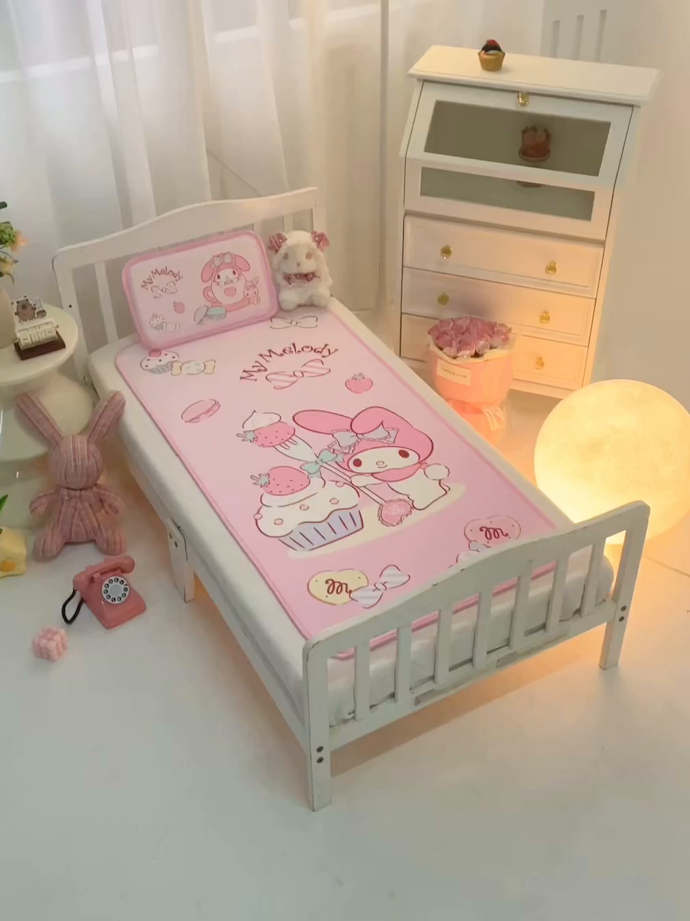 91家纺网 家纺一手货源 找家纺 八零年代 2025新款三丽鸥IP正版授权凉席新品云柔天丝软凉席冰丝儿童席幼儿园午睡凉席套件 美乐蒂-草莓甜心