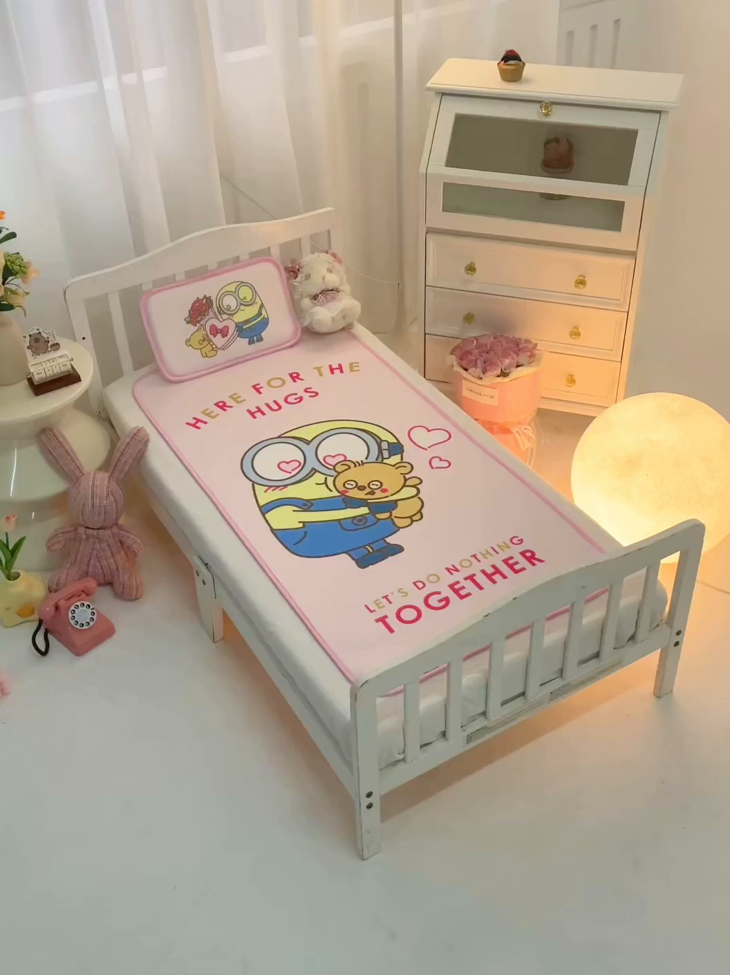 91家纺网 家纺一手货源 找家纺 八零年代 2025新款三丽鸥IP正版授权凉席新品云柔天丝软凉席冰丝儿童席幼儿园午睡凉席套件 小黄人-BOB粉