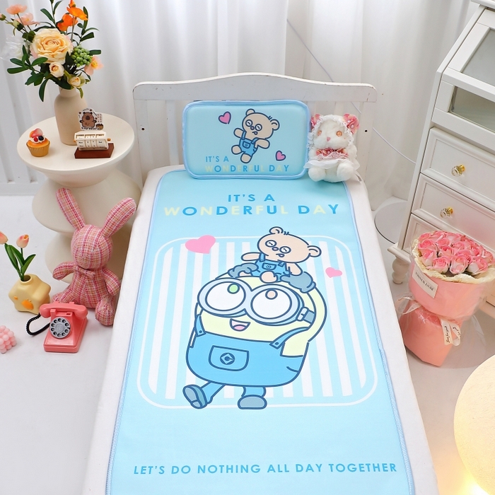 91家纺网 家纺一手货源 找家纺 八零年代 2025新款三丽鸥IP正版授权凉席新品云柔天丝软凉席冰丝儿童席幼儿园午睡凉席套件 小黄人-BOB蓝