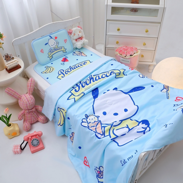 91家纺网 家纺一手货源 找家纺 八零年代 2025新款三丽鸥IP正版授权凉席新品云柔天丝软凉席冰丝儿童席幼儿园午睡凉席套件 帕恰狗