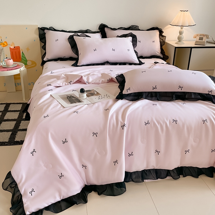 91家纺网 家纺一手货源 找家纺 绒世界 2025新款水洗真丝绣花冰丝美拉德夏被四件套系列 夏被-蝴蝶结-粉