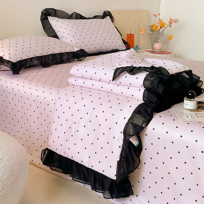 91家纺网 家纺一手货源 找家纺 绒世界 2025新款水洗真丝绣花冰丝美拉德夏被四件套系列 夏被-波点-粉