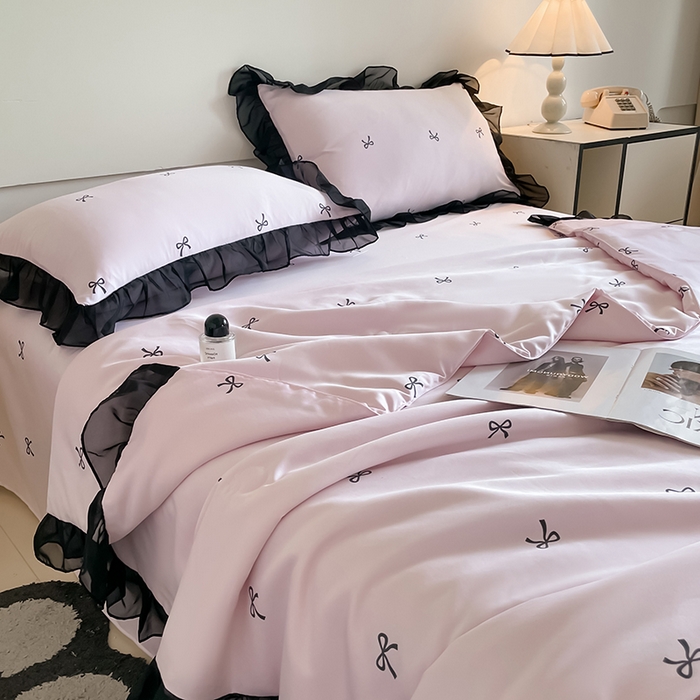 91家纺网 家纺一手货源 找家纺 绒世界 2025新款水洗真丝绣花冰丝美拉德夏被四件套系列 夏被-蝴蝶结-粉