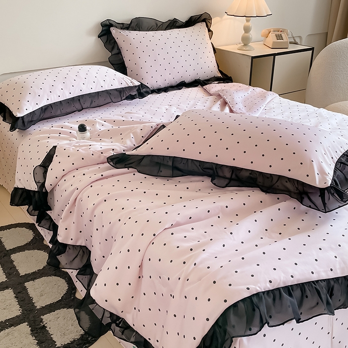 91家纺网 家纺一手货源 找家纺 绒世界 2025新款水洗真丝绣花冰丝美拉德夏被四件套系列 夏被-波点-粉