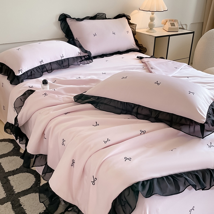 91家纺网 家纺一手货源 找家纺 绒世界 2025新款水洗真丝绣花冰丝美拉德夏被四件套系列 夏被-蝴蝶结-粉