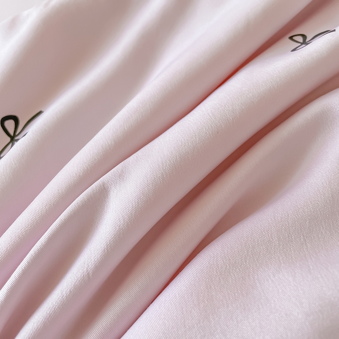 91家纺网 家纺一手货源 找家纺 绒世界 2025新款水洗真丝绣花冰丝美拉德夏被四件套系列 夏被-蝴蝶结-粉