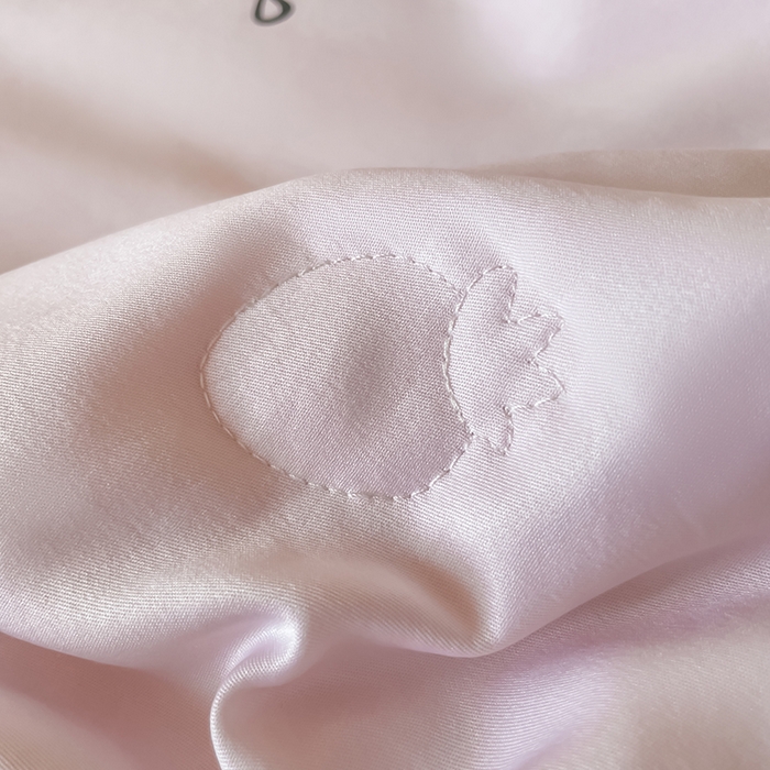 91家纺网 家纺一手货源 找家纺 绒世界 2025新款水洗真丝绣花冰丝美拉德夏被四件套系列 夏被-蝴蝶结-粉