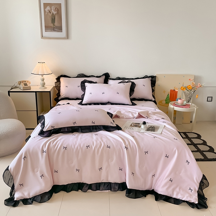 91家纺网 家纺一手货源 找家纺 绒世界 2025新款水洗真丝绣花冰丝美拉德夏被四件套系列 夏被-蝴蝶结-粉