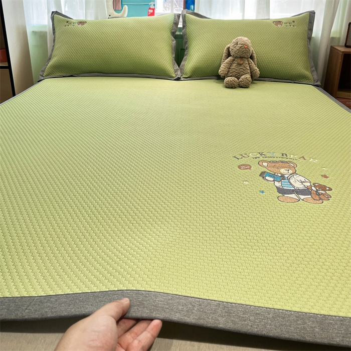 91家纺网 家纺一手货源 找家纺 启程家纺 2025春夏新款冰豆豆凉席刺绣款复合三明治三件套 熊仔宝贝-绿