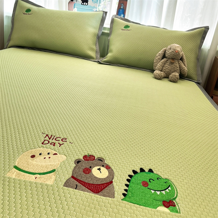 91家纺网 家纺一手货源 找家纺 启程家纺 2025春夏新款冰豆豆凉席刺绣款复合三明治三件套 好伙伴-绿