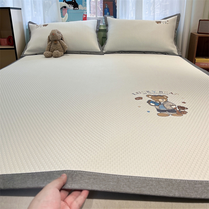 91家纺网 家纺一手货源 找家纺 启程家纺 2025春夏新款冰豆豆凉席刺绣款复合三明治三件套 熊仔宝贝-白