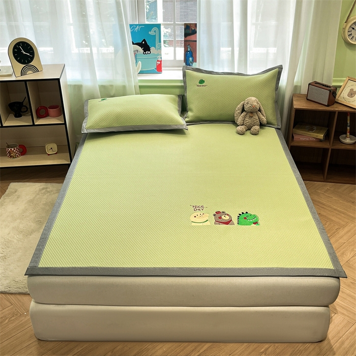 91家纺网 家纺一手货源 找家纺 启程家纺 2025春夏新款冰豆豆凉席刺绣款复合三明治三件套 好伙伴-绿