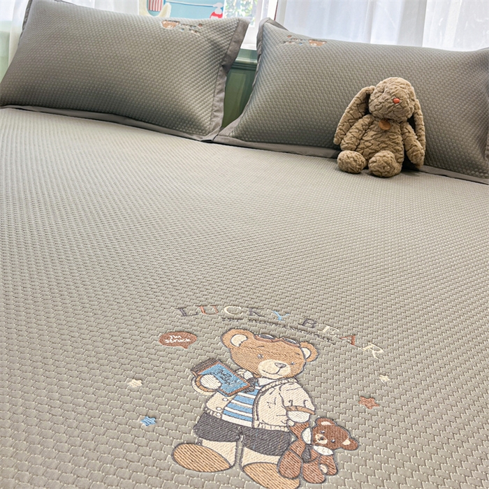 91家纺网 家纺一手货源 找家纺 启程家纺 2025春夏新款冰豆豆凉席刺绣款复合三明治三件套 熊仔宝贝-灰