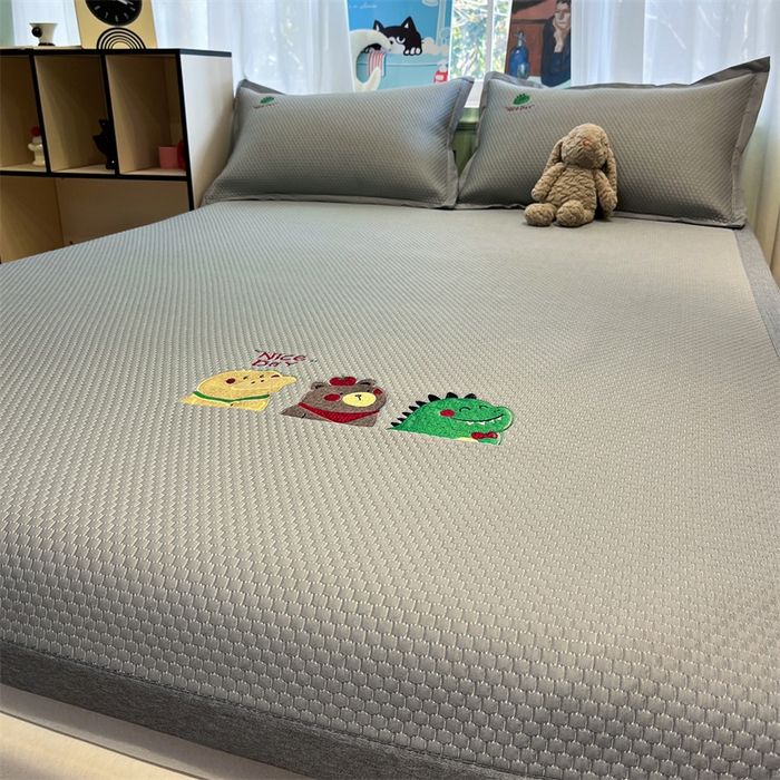 91家纺网 家纺一手货源 找家纺 启程家纺 2025春夏新款冰豆豆凉席刺绣款复合三明治三件套 好伙伴-灰