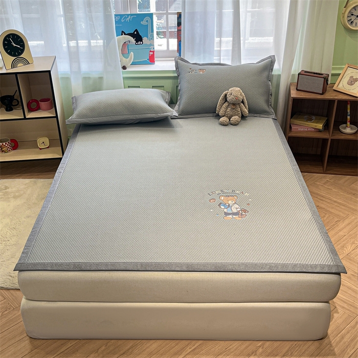 91家纺网 家纺一手货源 找家纺 启程家纺 2025春夏新款冰豆豆凉席刺绣款复合三明治三件套 熊仔宝贝-灰