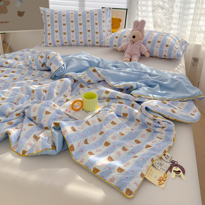 91家纺网 家纺一手货源 找家纺 美派工厂店2025新款水洗邹邹纱夏被 小熊拉钩-蓝