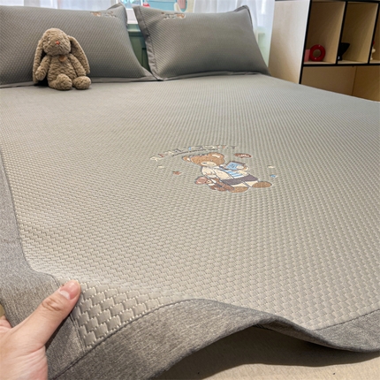 启程家纺 2025春夏新款冰豆豆凉席刺绣款复合三明治三件套 熊仔宝贝-灰