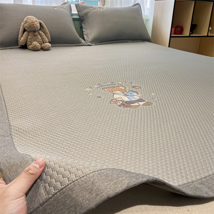 91家纺网 家纺一手货源 找家纺 启程家纺 2025春夏新款冰豆豆凉席刺绣款复合三明治三件套 熊仔宝贝-灰