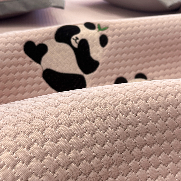 91家纺网 家纺一手货源 找家纺 启程家纺 2025春夏新款冰豆豆凉席刺绣款复合三明治三件套 熊猫-粉