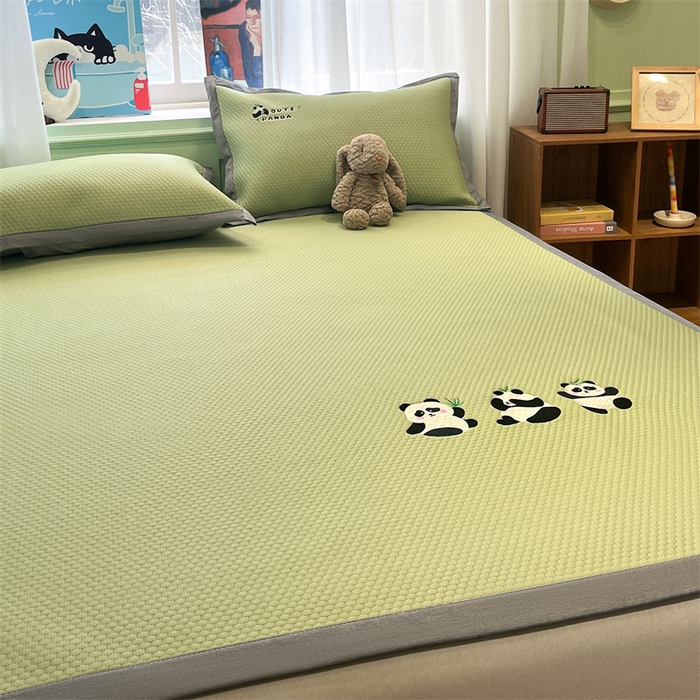 91家纺网 家纺一手货源 找家纺 启程家纺 2025春夏新款冰豆豆凉席刺绣款复合三明治三件套 熊猫-绿