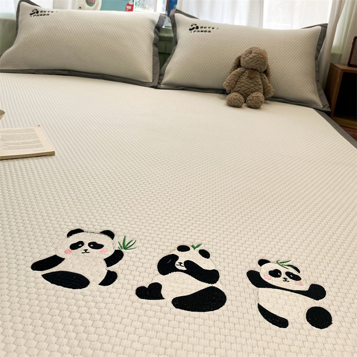 91家纺网 家纺一手货源 找家纺 启程家纺 2025春夏新款冰豆豆凉席刺绣款复合三明治三件套 熊猫-白