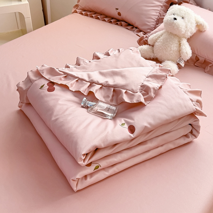 91家纺网 家纺一手货源 找家纺 找底底家纺 2025新款60S水洗天丝夏被夏凉被空调被床裙四件套 小樱桃