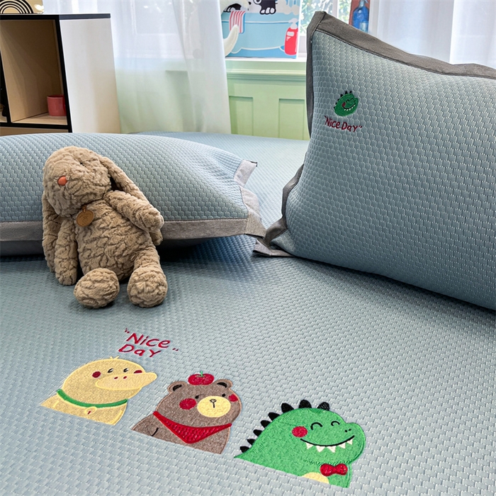 91家纺网 家纺一手货源 找家纺 启程家纺 2025春夏新款冰豆豆凉席刺绣款复合三明治三件套 好伙伴-蓝