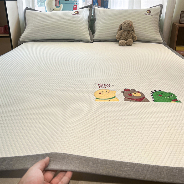 91家纺网 家纺一手货源 找家纺 启程家纺 2025春夏新款冰豆豆凉席刺绣款复合三明治三件套 好伙伴-白