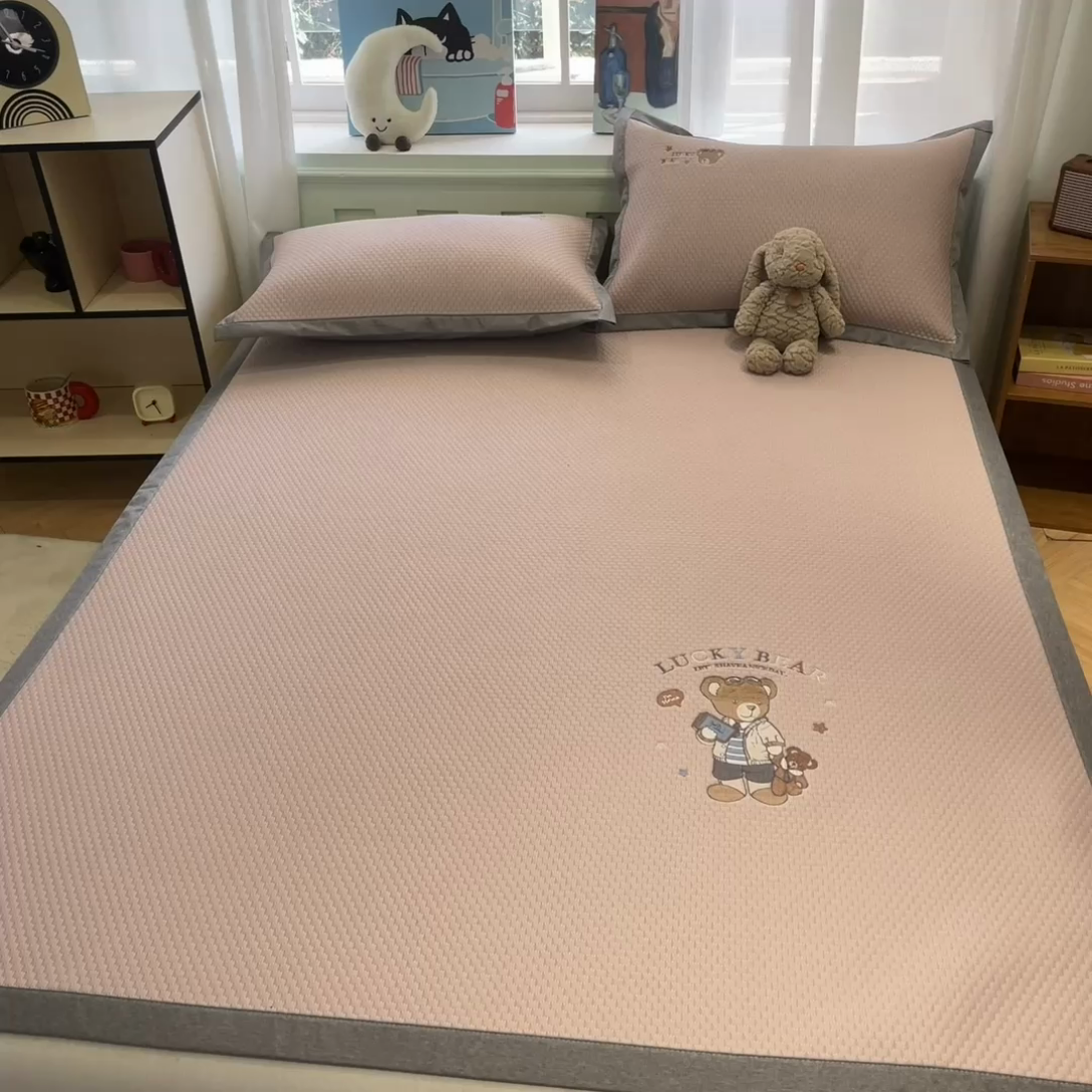 91家纺网 家纺一手货源 找家纺 启程家纺 2025春夏新款冰豆豆凉席刺绣款复合三明治三件套 熊仔宝贝-粉