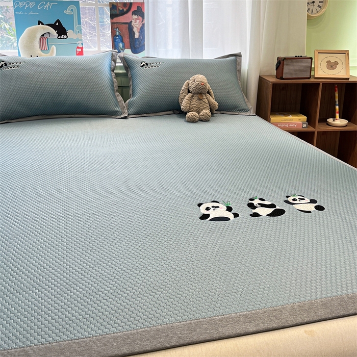 91家纺网 家纺一手货源 找家纺 启程家纺 2025春夏新款冰豆豆凉席刺绣款复合三明治三件套 熊猫-蓝