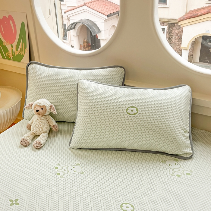 91家纺网 家纺一手货源 找家纺 芙绣 2025新款凉感丝提花学生凉席三件套 别动我小熊