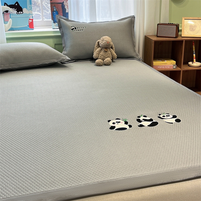 91家纺网 家纺一手货源 找家纺 启程家纺 2025春夏新款冰豆豆凉席刺绣款复合三明治三件套 熊猫-灰