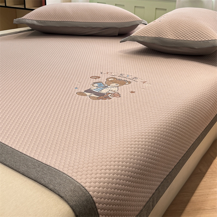 91家纺网 家纺一手货源 找家纺 启程家纺 2025春夏新款冰豆豆凉席刺绣款复合三明治三件套 熊仔宝贝-粉