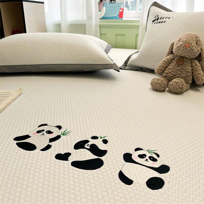 91家纺网 家纺一手货源 找家纺 启程家纺 2025春夏新款冰豆豆凉席刺绣款复合三明治三件套 熊猫-白