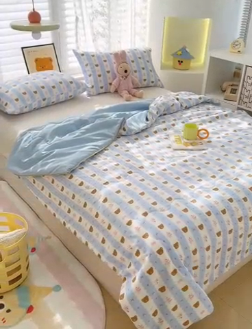 91家纺网 家纺一手货源 找家纺 美派工厂店2025新款水洗邹邹纱夏被 小熊拉钩-蓝