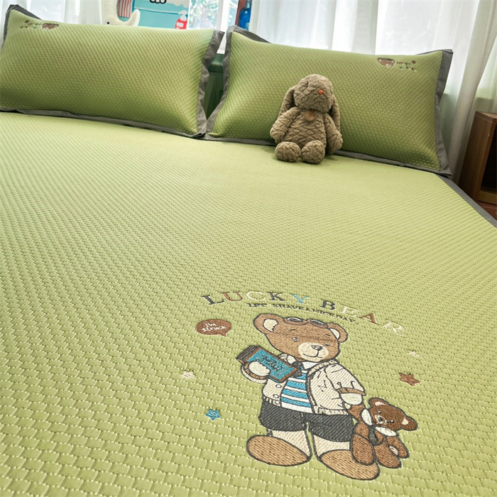 91家纺网 家纺一手货源 找家纺 启程家纺 2025春夏新款冰豆豆凉席刺绣款复合三明治三件套 熊仔宝贝-绿