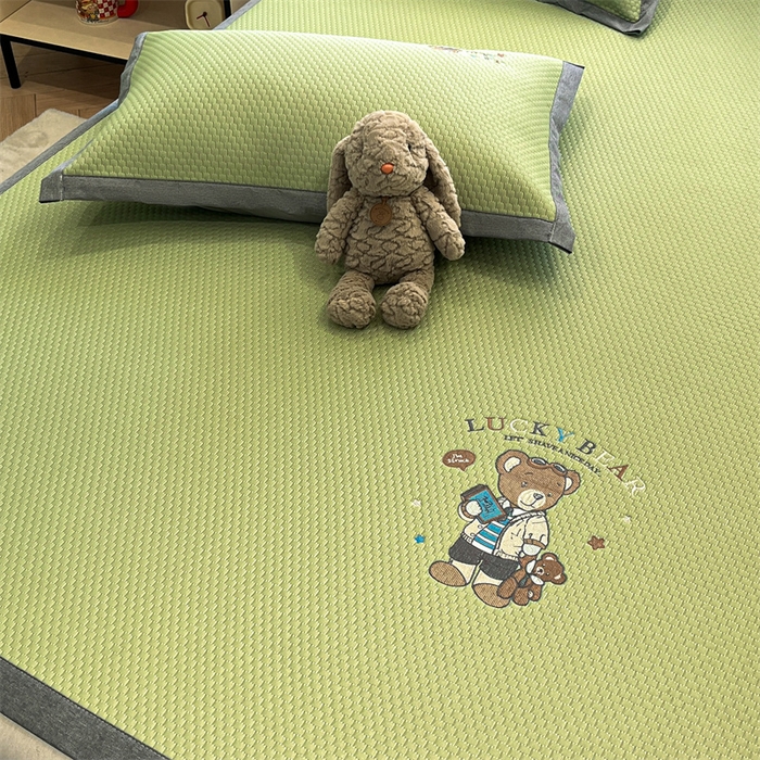 91家纺网 家纺一手货源 找家纺 启程家纺 2025春夏新款冰豆豆凉席刺绣款复合三明治三件套 熊仔宝贝-绿