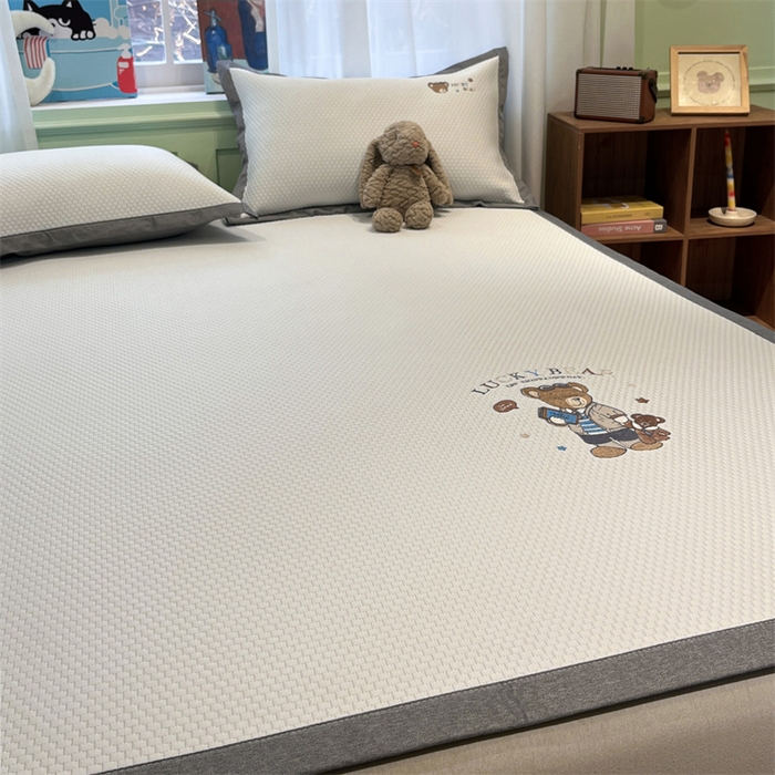 91家纺网 家纺一手货源 找家纺 启程家纺 2025春夏新款冰豆豆凉席刺绣款复合三明治三件套 熊仔宝贝-白