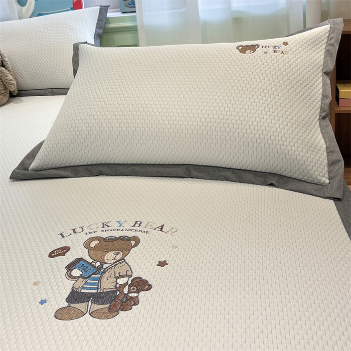 91家纺网 家纺一手货源 找家纺 启程家纺 2025春夏新款冰豆豆凉席刺绣款复合三明治三件套 熊仔宝贝-白