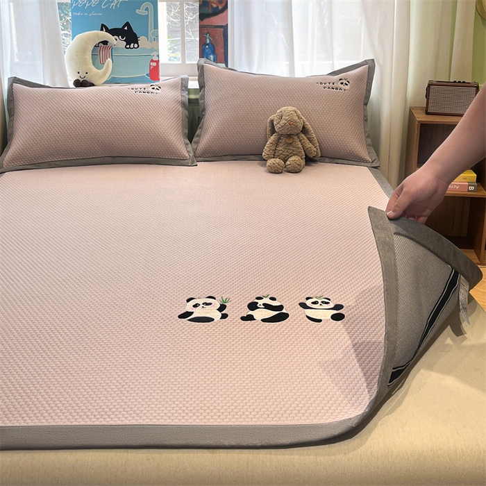 91家纺网 家纺一手货源 找家纺 启程家纺 2025春夏新款冰豆豆凉席刺绣款复合三明治三件套 熊猫-粉