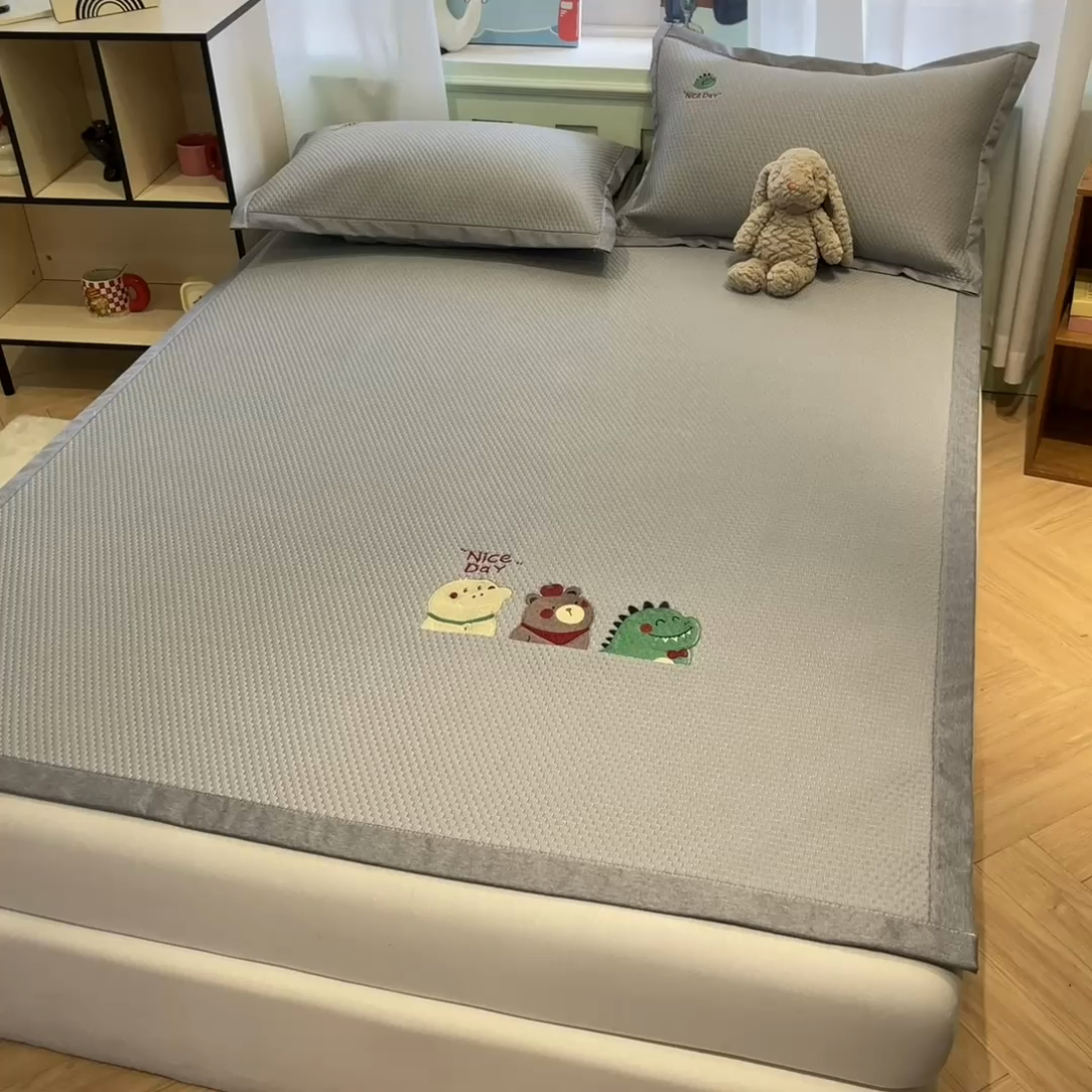 91家纺网 家纺一手货源 找家纺 启程家纺 2025春夏新款冰豆豆凉席刺绣款复合三明治三件套 好伙伴-灰