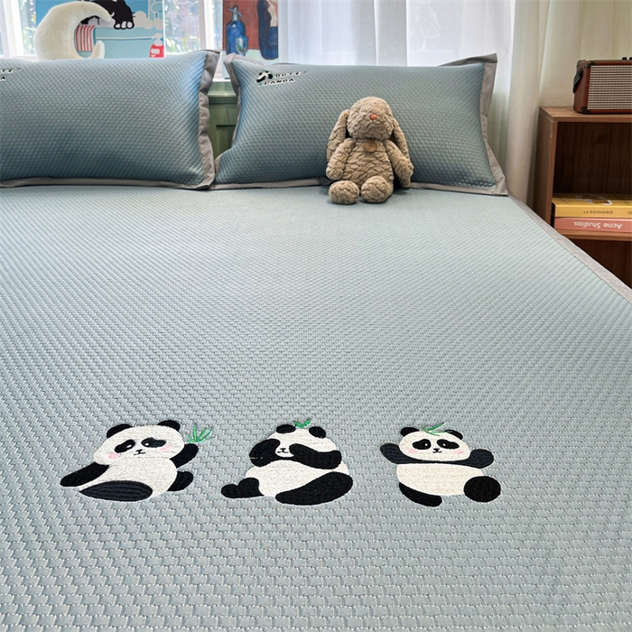 91家纺网 家纺一手货源 找家纺 启程家纺 2025春夏新款冰豆豆凉席刺绣款复合三明治三件套 熊猫-蓝