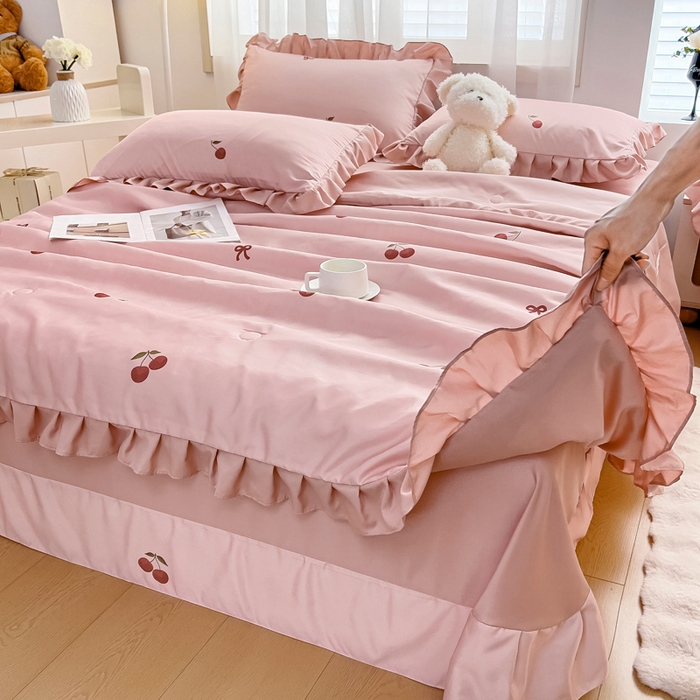 91家纺网 家纺一手货源 找家纺 找底底家纺 2025新款60S水洗天丝夏被夏凉被空调被床裙四件套 小樱桃