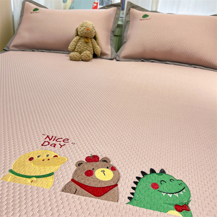 91家纺网 家纺一手货源 找家纺 启程家纺 2025春夏新款冰豆豆凉席刺绣款复合三明治三件套 好伙伴-粉