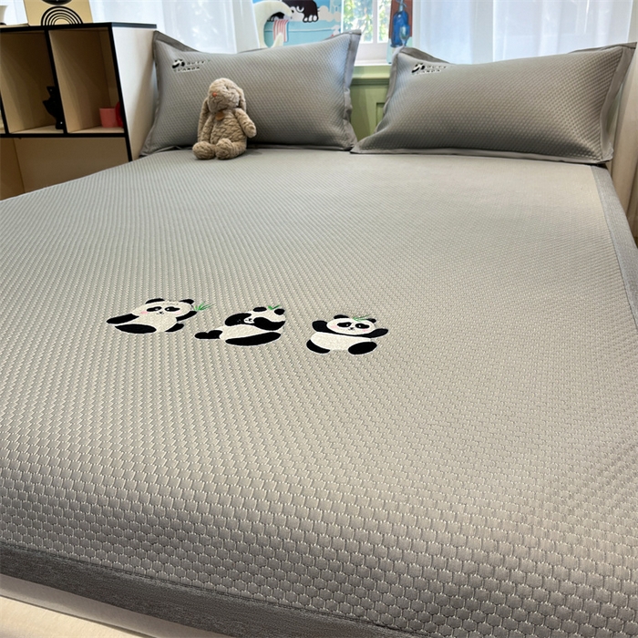 91家纺网 家纺一手货源 找家纺 启程家纺 2025春夏新款冰豆豆凉席刺绣款复合三明治三件套 熊猫-灰